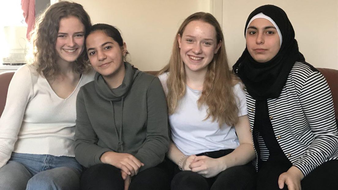 Leerlingen van het Dr. Nassau College helpen leerlingen van de Internationale Schoolklas (Rechten: Josien Feitsma / RTV Drenthe)