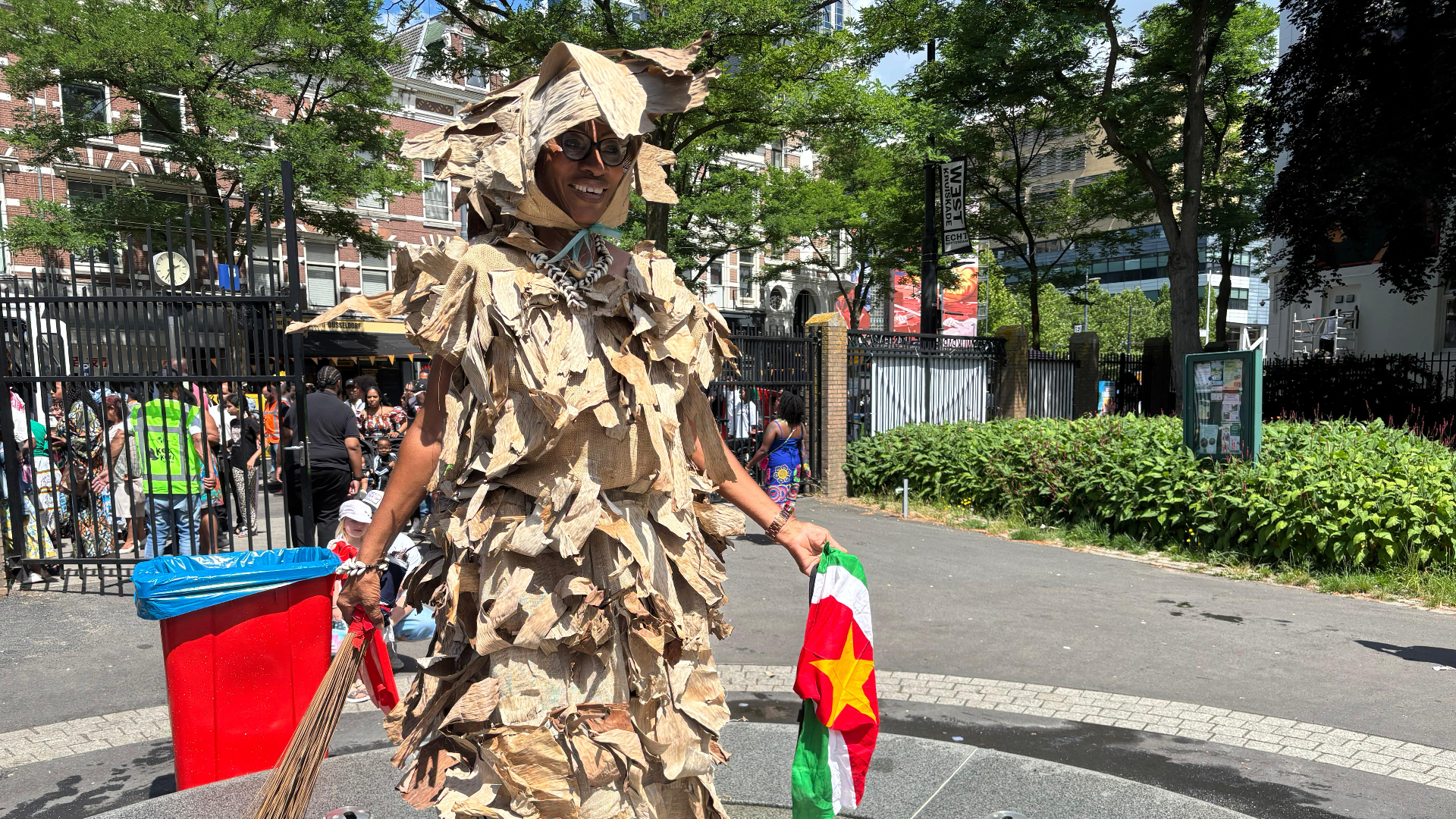 Enith eert haar voorouders met deze speciale outfit