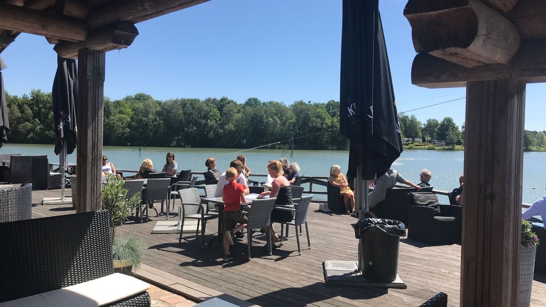 Bezoekers van het terras bij Ermerstrand genieten langs het water (Rechten: RTV Drenthe/Andries Ophof)