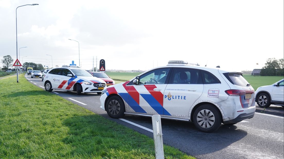 Politie op de Friesestraatweg bij Aduard