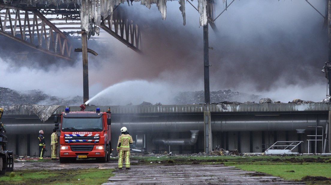 De brand bij Attero in Wijster is onder controle (Rechten: De Vries Media)