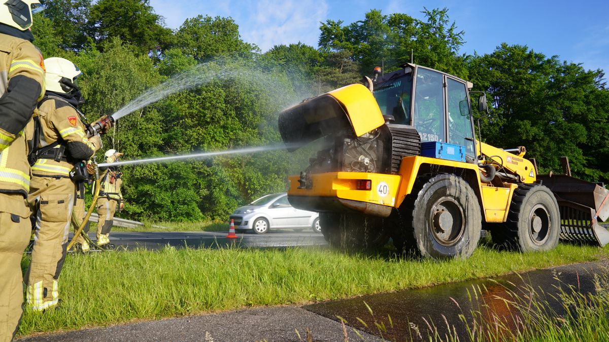 Brandende graafmachine zorgt voor files in Schalkhaar