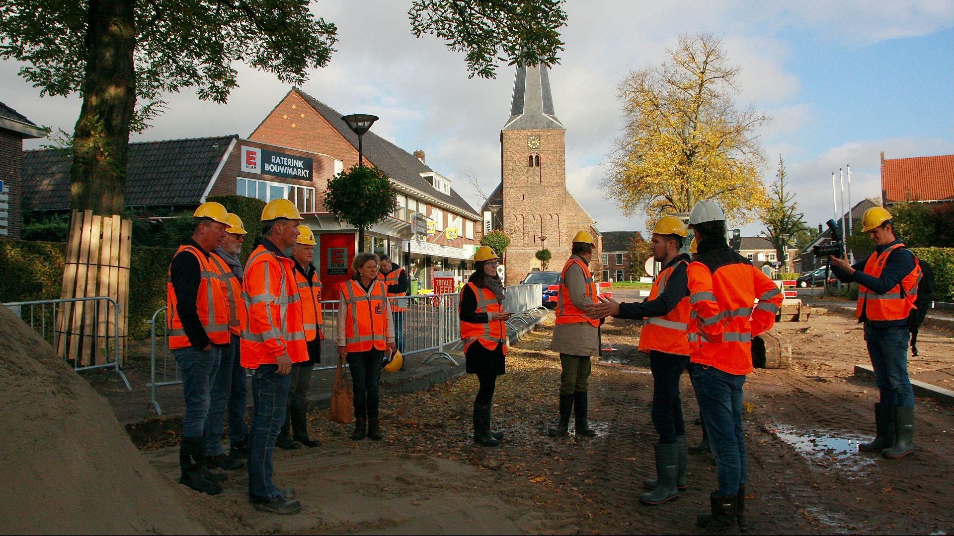 Het Aaltense college en gemeentelijke vertegenwoordigers van gemeente Borken brachten dinsdag 31 oktober een bezoek aan de werkzaamheden voor de herinrichting van het centrum Dinxperlo.