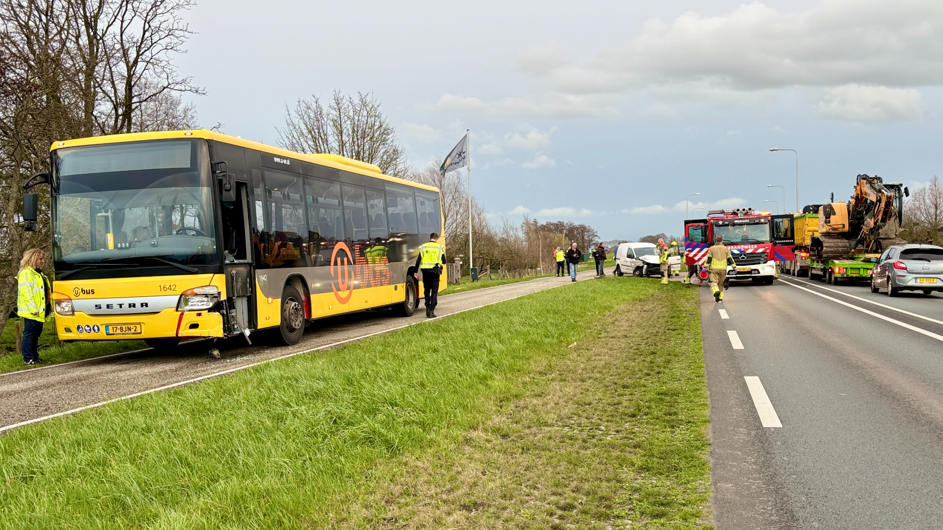 Lijnbus botst met auto op N201 bij Mijdrecht