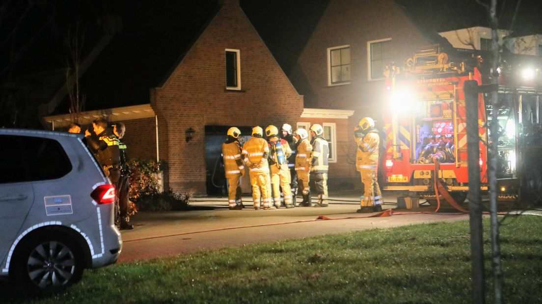 Ook de garage vliegt in brand.