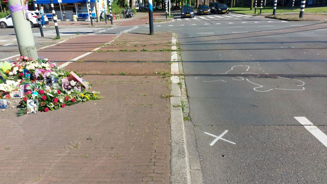 Bloemen voor overleden scooterrijdster (19) op Oude Haagweg