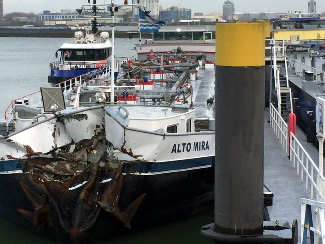 Flinke schade aan tankers na botsing op Oude Maas