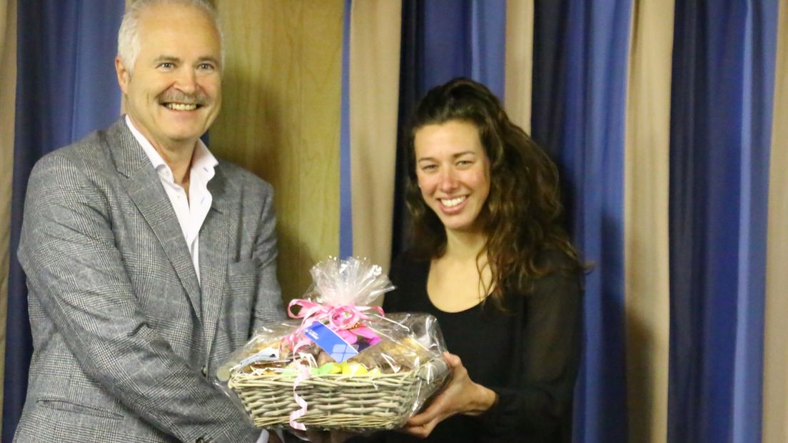Janneke Ensing met wethouder  Henk Heijerman (Rechten: Van Oost Media)