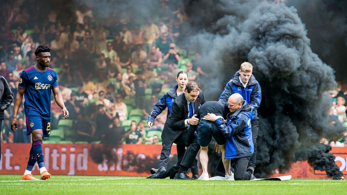 De veldbestormer is gepakt door veiligheidsmensen van FC Groningen