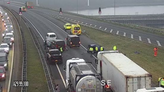Verkeerschaos na ongelukken, snelweg voorlopig dicht. Verkeerschaos na ongelukken, snelweg voorlopig dicht.