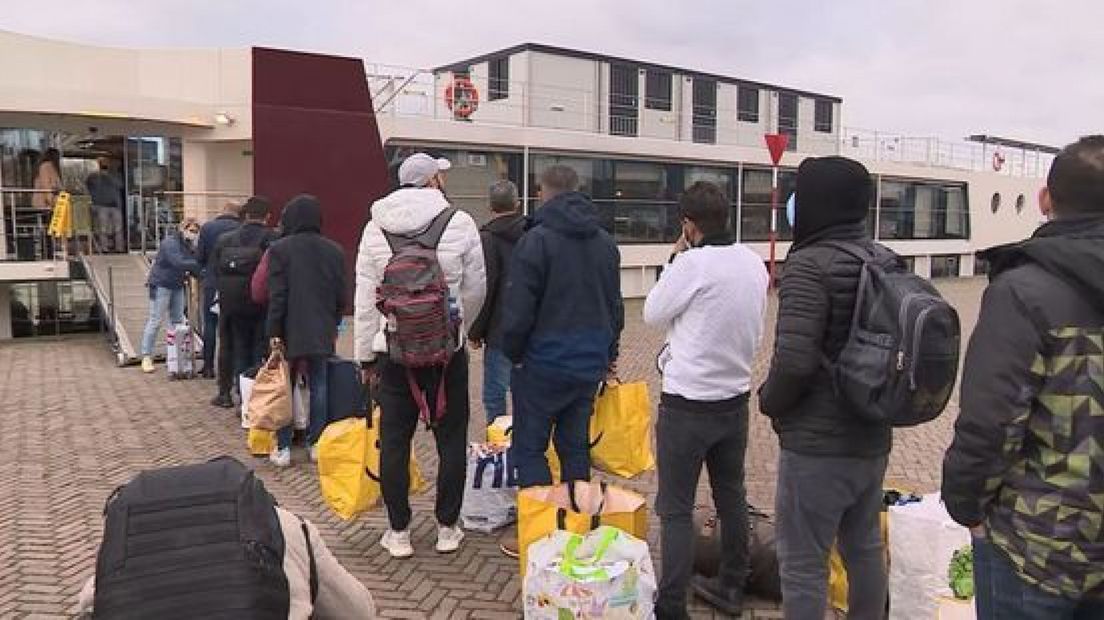 Vluchtelingen arriveren in maart 2022 bij een cruiseschip waar ze worden opgevangen.