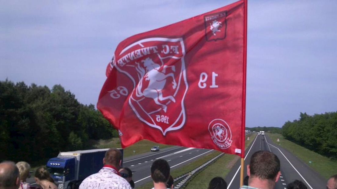 Supporters zwaaien spelers FC Twente uit