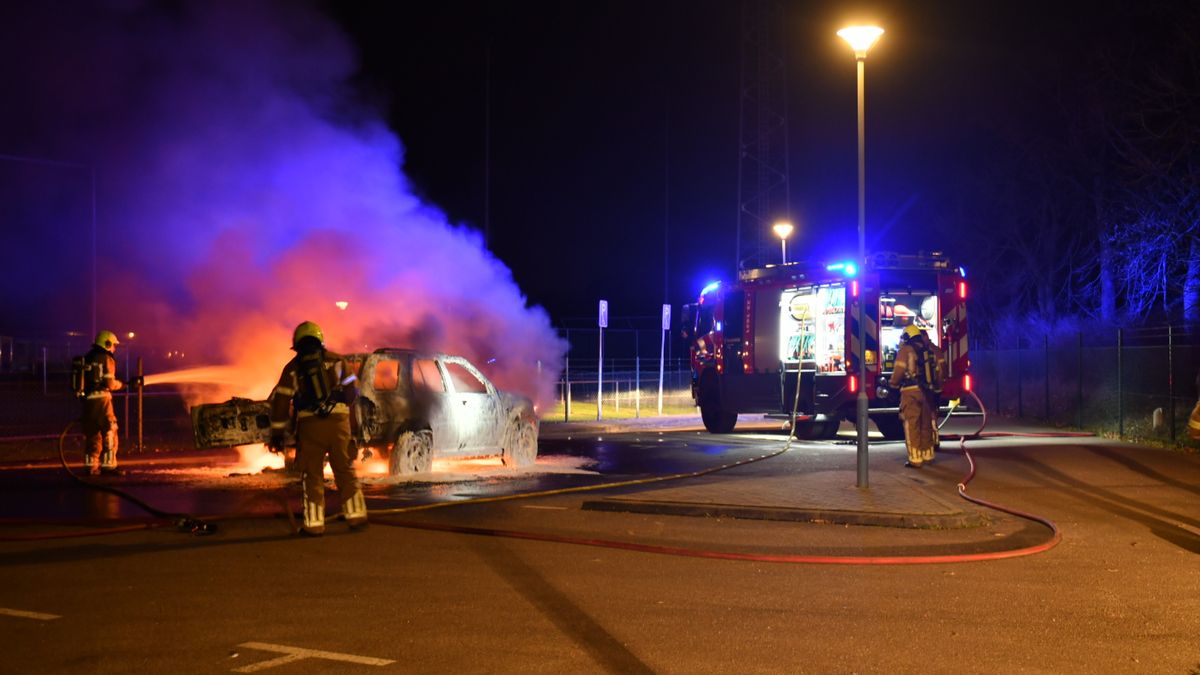 Auto brandt volledig uit in Oostrum
