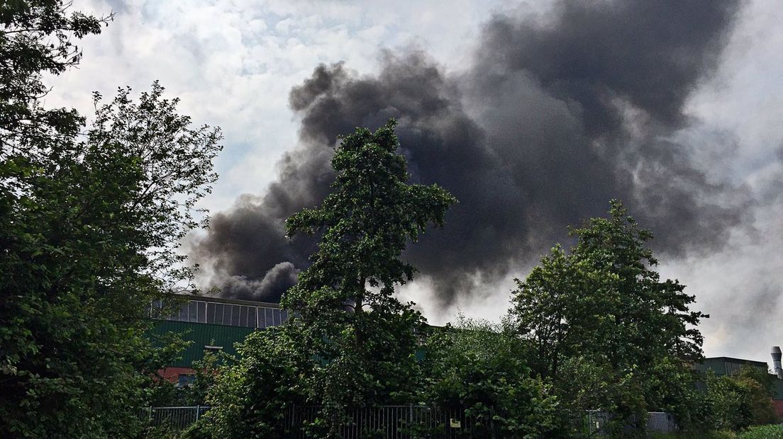 Bij een brand in ijzergieterij Lovink in Terborg zijn dinsdagmiddag twee gewonden gevallen. Een van hen is met brandwonden aan armen en been naar het ziekenhuis gebracht. Donkere rookwolken waren een tijd lang vanaf grote afstand te zien. Om 18.35 is het sein brand meester gegeven.