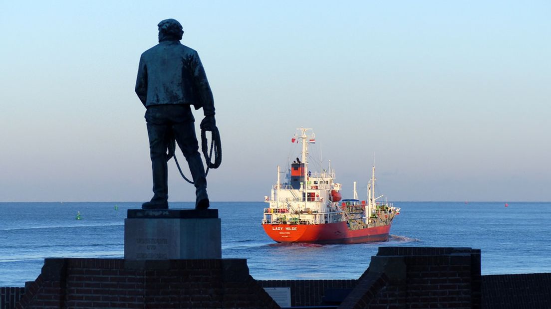 Frans Naerebout kijkt uit over de Westerschelde