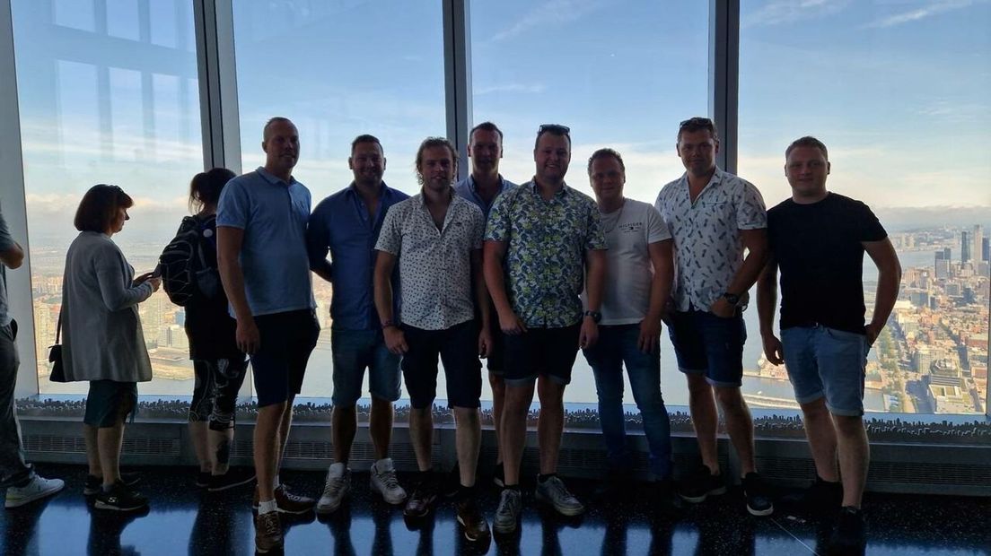 De vriendengroep in de Empire State Building