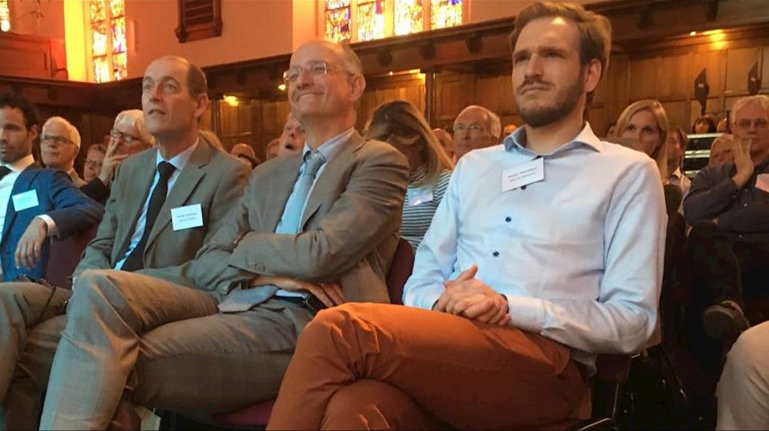 vlnr. burgemeester Van Veldhuizen van Enschede en Schelberg van Hengelo samen met samensteller
