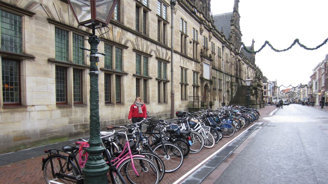 Geparkeerde fietsen in de Breestraat in Leiden