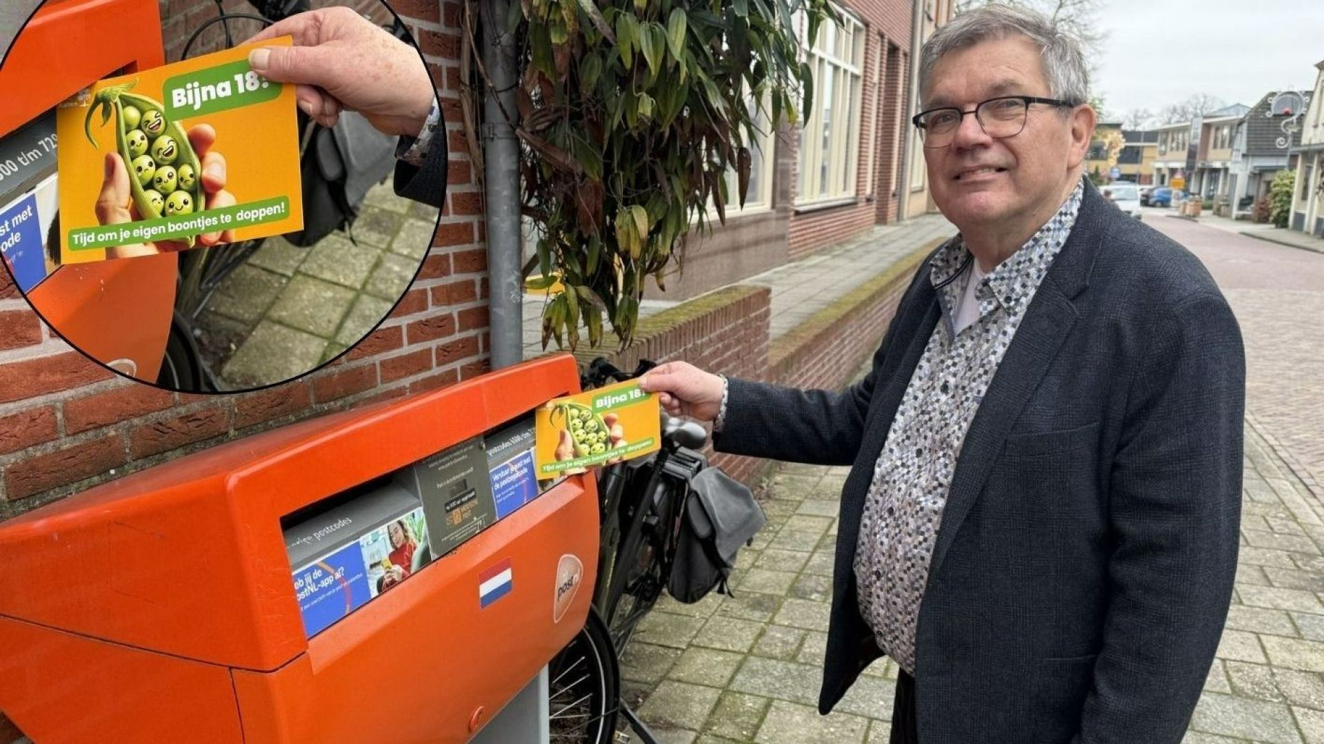 Wethouder Joop Wikkerink bezorgt de ansichtkaart met de knipoog ‘Tijd om je eigen boontjes te doppen’.