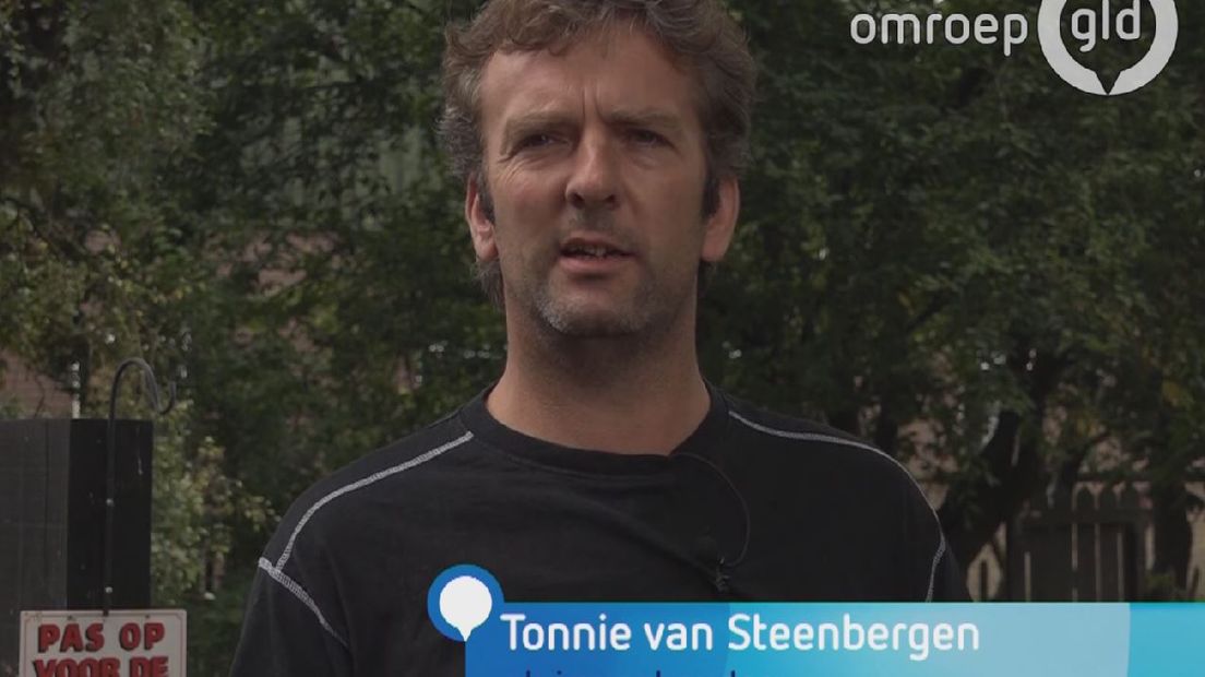 Tonnie van Steenbergen uit Lunteren is een van de vele kippenboeren die zijn gedupeerd door de fipronilcrisis. In de eieren van de biologische pluimveehouder zit het bestrijdingsmiddel van ChickFriend uit Barneveld.