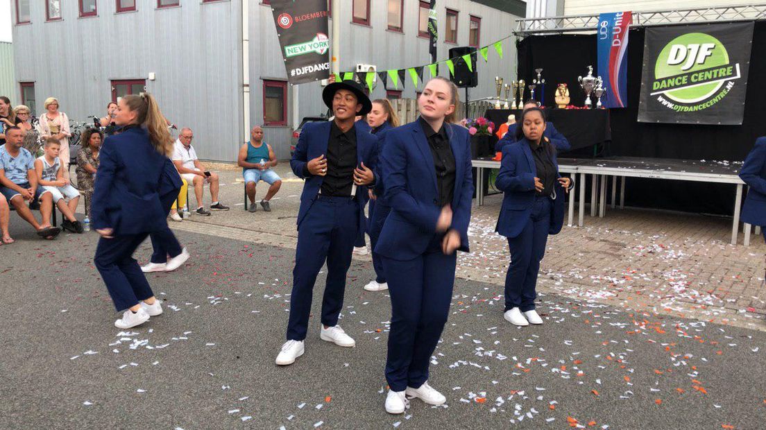 De dansers van de Liemerse dansschool DJF zijn dinsdagavond in Duiven in het zonnetje gezet tijdens een speciale huldiging. Afgelopen zondag kroonde het team van boven de 18 jaar - genaamd D-UNIT - zich namelijk tot wereldkampioen streetdance in het Engelse Blackpool.