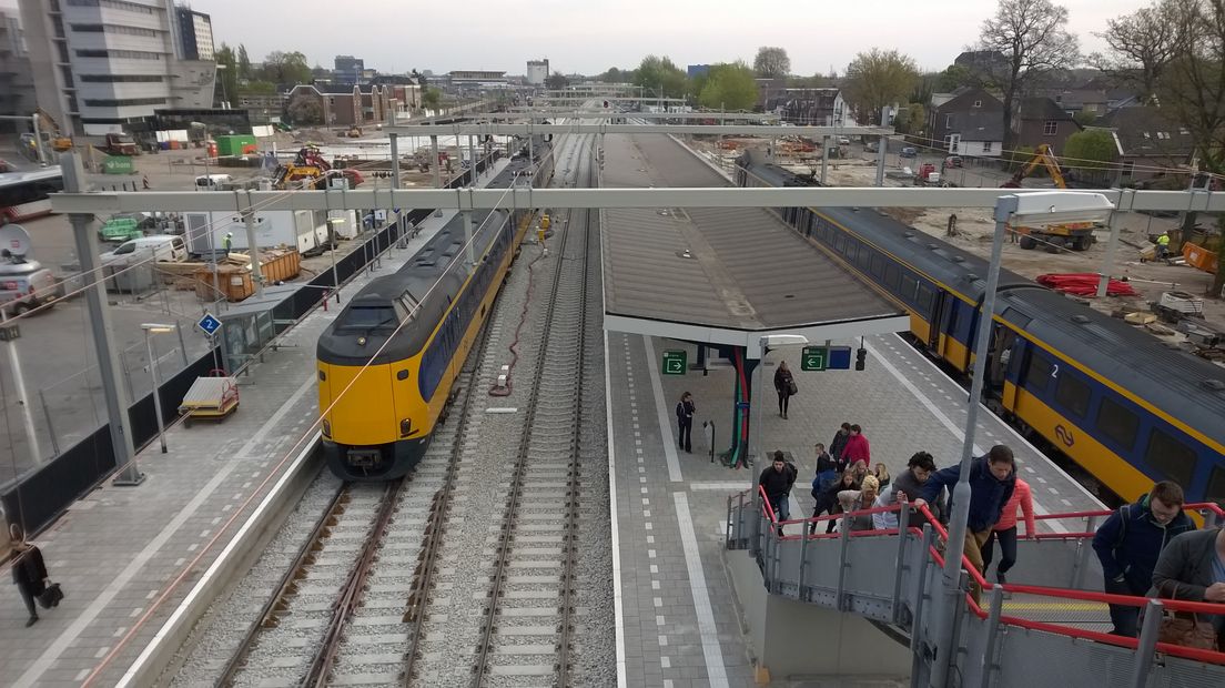 Een van de eerste treinen die aankomt op het nieuwe station (Rechten: Frits Emmelkamp/RTV Drenthe)