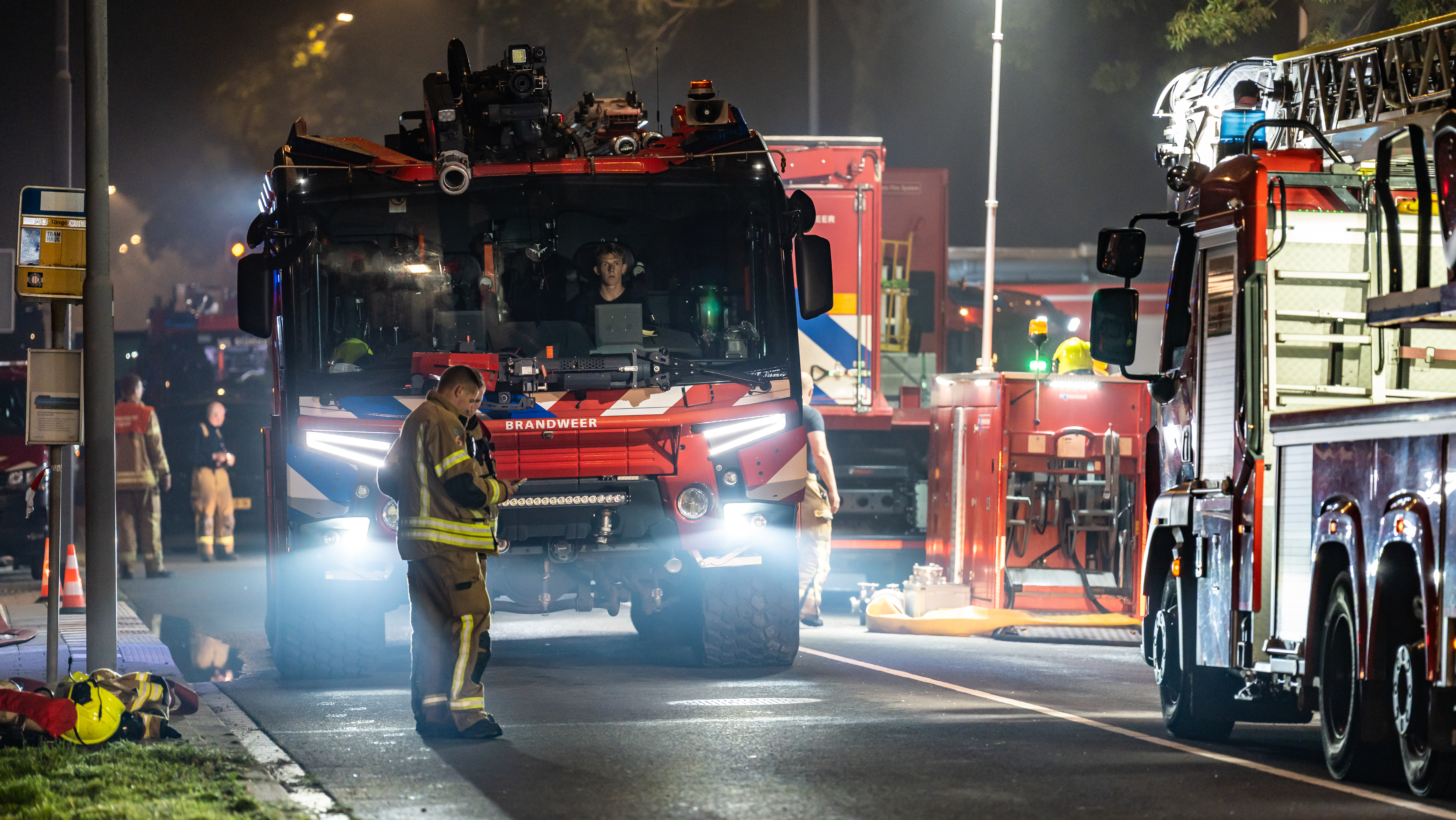 Veel brandweerwagens kwamen vrijdagavond ter plaatse