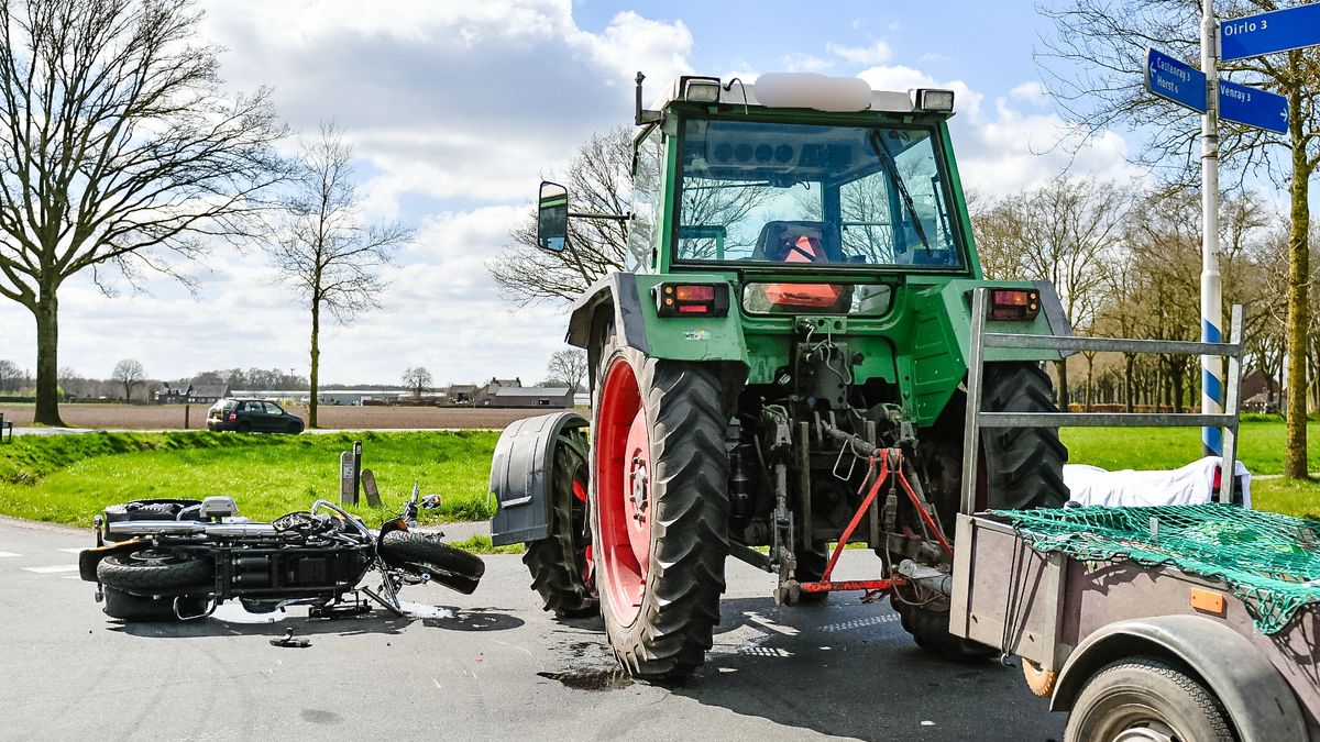Motorrijder gewond bij botsing met tractor