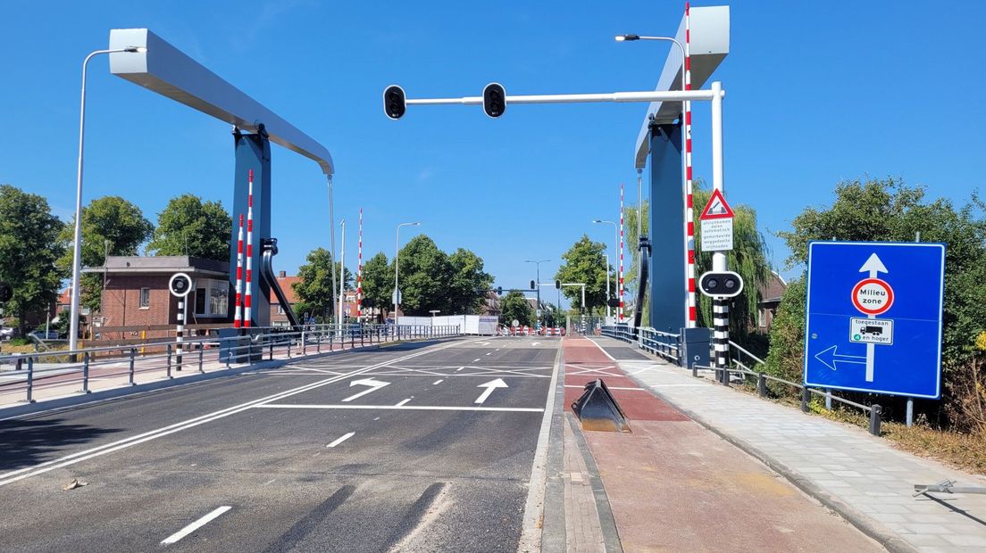 Weggebruikers kunnen maandag weer over de brug