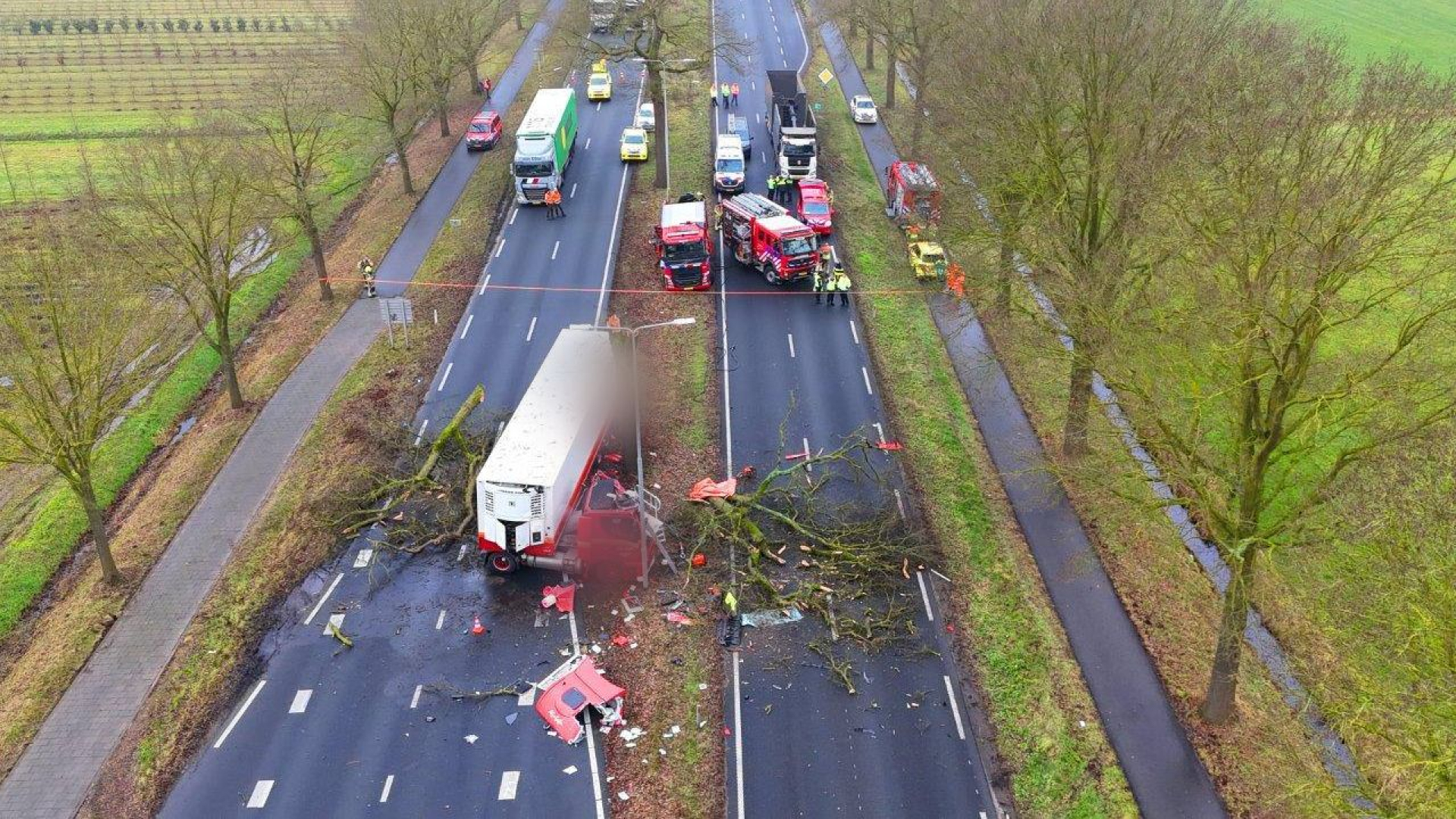 Vrachtwagen tegen boom, chauffeur overleden