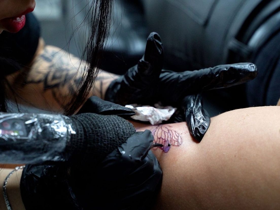 Tattoo-artiest Pita aan het werk