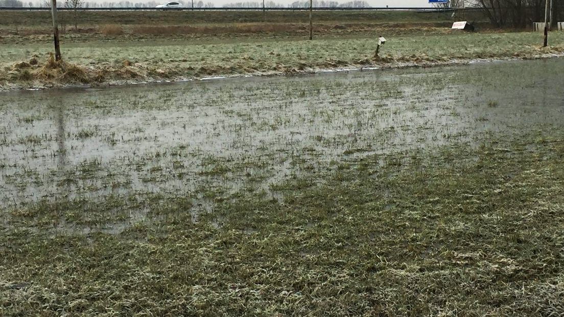 Op de ijsbaan ligt nog een 'klein' laagje water, het overige water is weggestroomd