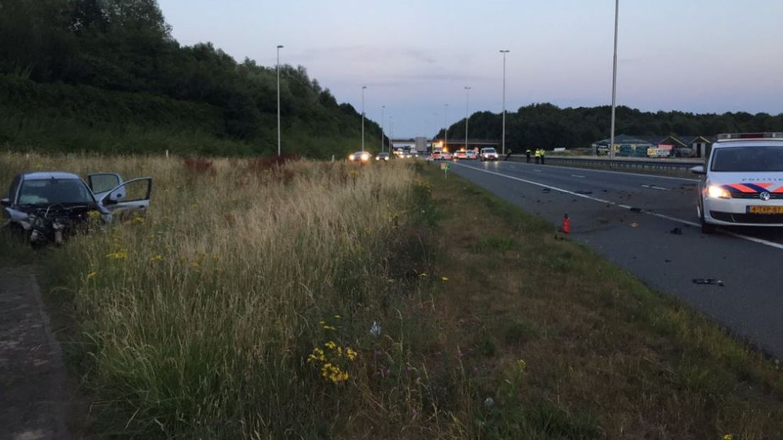 Bij een politieachtervolging op de A73 bij Nijmegen is maandagavond een vluchtauto van de weg geraakt. Als gevolg daarvan was de snelweg afgesloten. Het verkeer richting Nijmegen werd over de af- en toerit geleid.