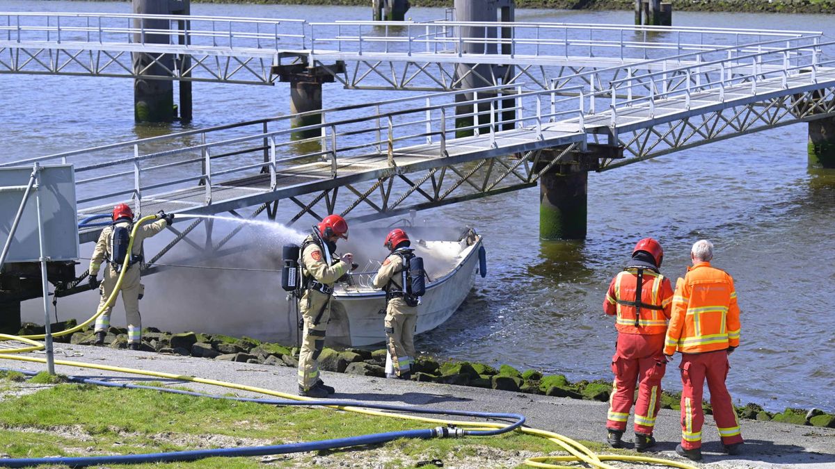 112-nieuws: Boot bij Farmsum vat vlam • Brand in slaapkamer Aduard