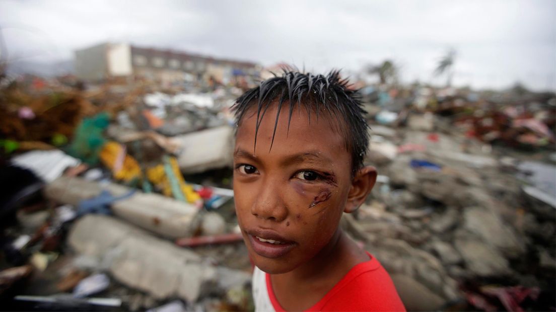 storm filipijnen ravage jongen kijkt in camera