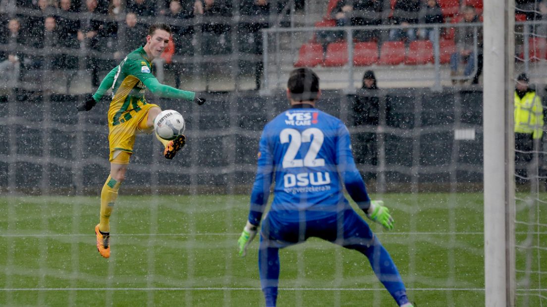 Dennis van der Heijden knalt de 2-2 binnen tijdens Excelsior - ADO. 