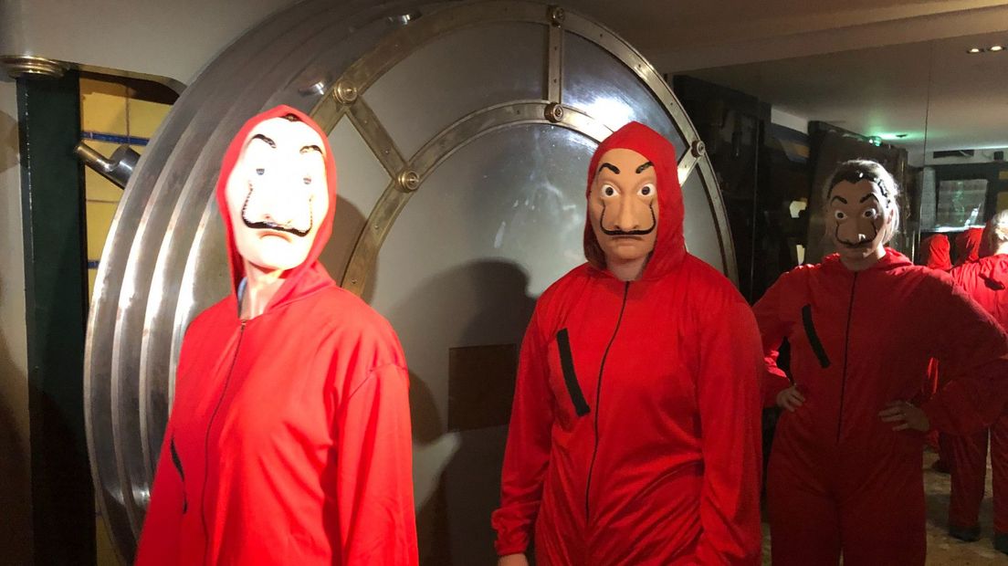 Deelnemers aan El Hotel de Papel in de bankkluis