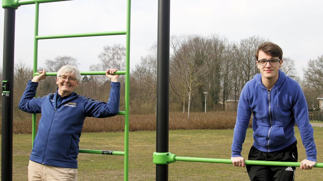 Wethouder Ko Scheele en Jonathan van Elburg openen Calisthenicspark
