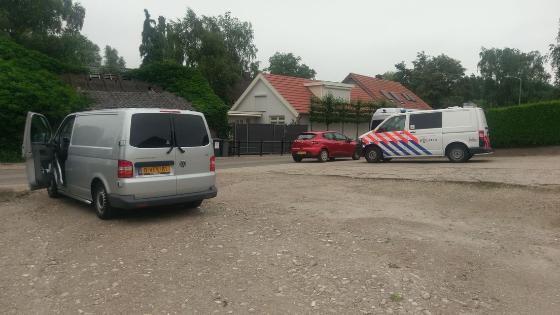 Bij een ernstig steekincident aan de Velddijksestraat in Maasbommel is zaterdagmorgen een vrouw om het leven gekomen. Dat bevestigt burgemeester Thomas Steenkamp van de gemeente West en Maas en Waal. Het gaat om een vrouw van 58 jaar, zegt de politie.