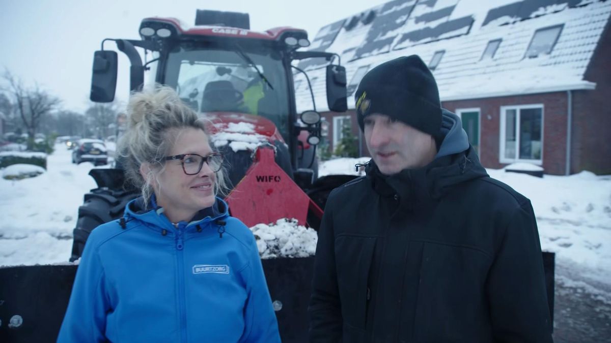 In de sneeuw komt de thuiszorg in Gorredijk met de trekker