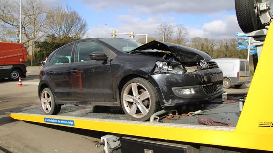 Schade na kop-staartbotsing • auto rijdt van talud. Schade na kop-staartbotsing • auto rijdt van talud.