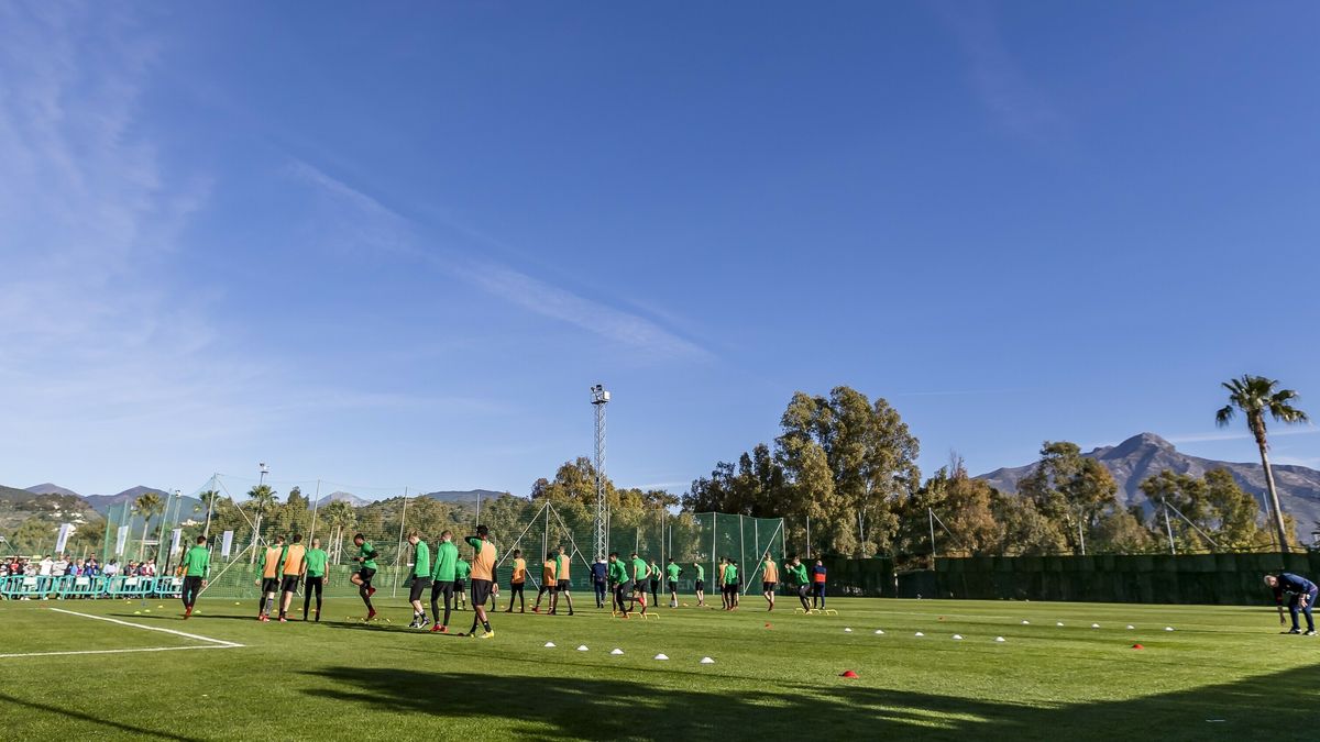 Amateurs zoeken massaal Spaanse zon op voor trainingskamp: 'Het wordt geen zuipweekend'