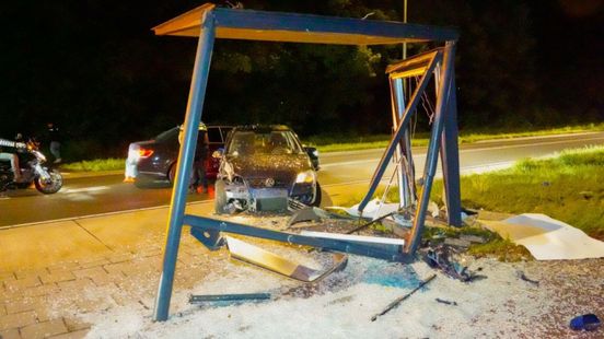 Zwaargewonden bij botsing • veel schade bij bushokje. Zwaargewonden bij botsing • veel schade bij bushokje.