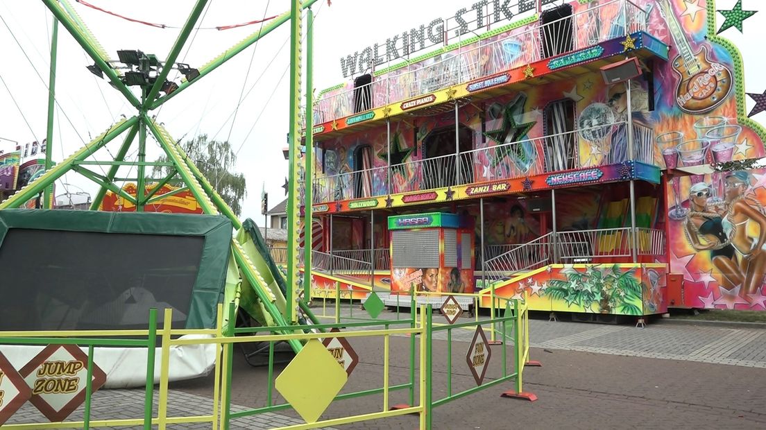 De kermis in Zevenaar wordt opgebouwd.