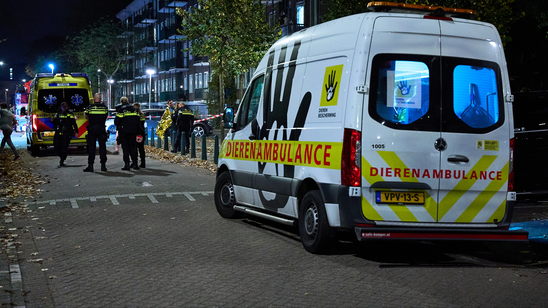 De dierenambulance komt in actie voor overleden huisdier.