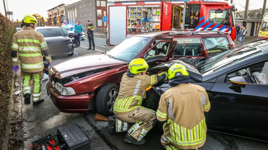 Stevige botsing in Amersfoort | Handhavers vinden groot vleesmes. Stevige botsing in Amersfoort | Handhavers vinden groot vleesmes.