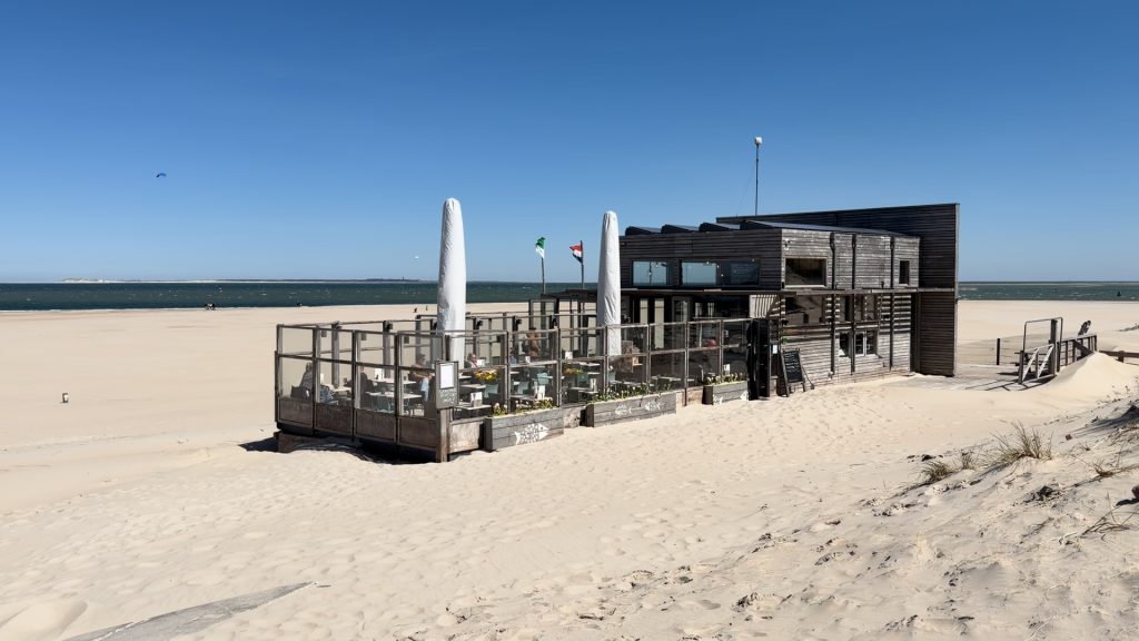 Willem zoekt na 10 jaar een nieuwe eigenaar voor zijn strandpaviljoen met unieke ligging