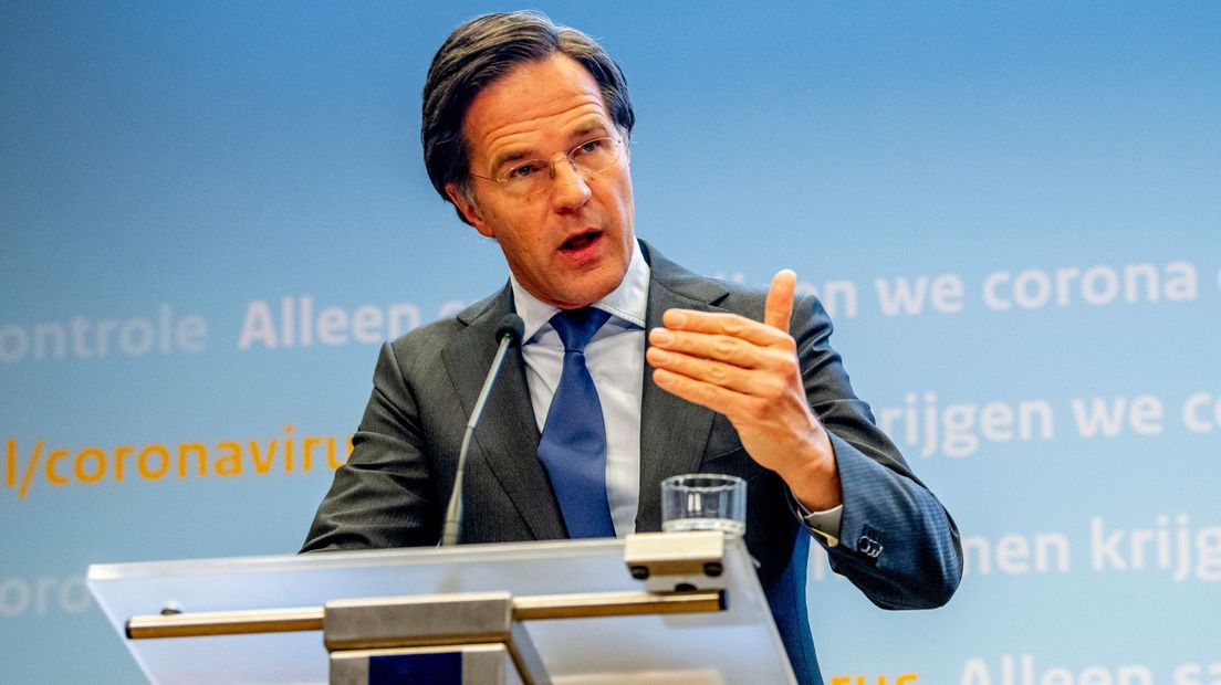 Premier Rutte tijdens een persconferentie over corona