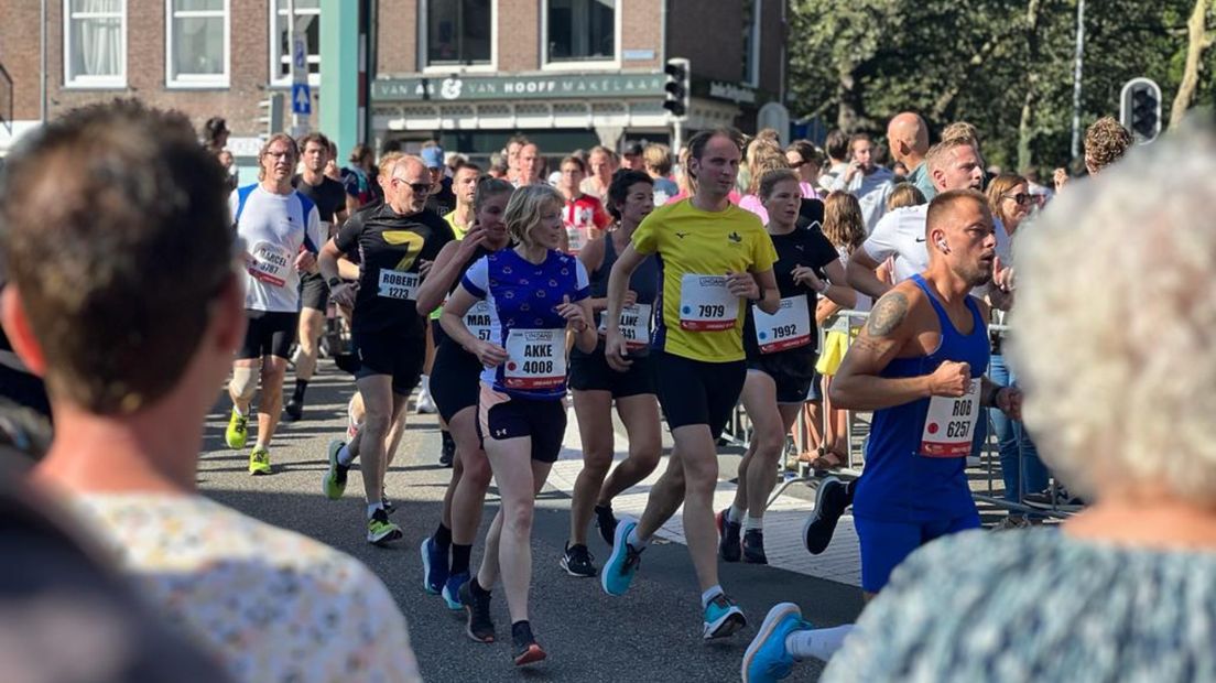 Een groep hardlopers passeert Ledig Erf