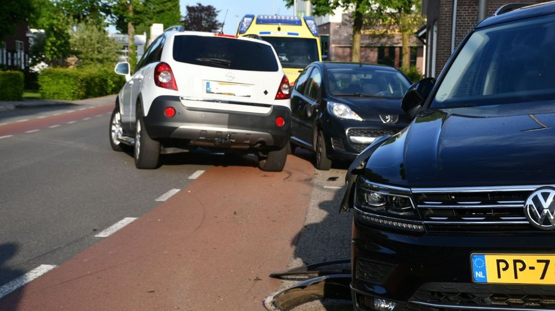 Auto botst tegen geparkeerde auto's in Den Ham